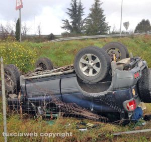 Viterbo - Auto cappotta e precipita dalla rampa della superstrada