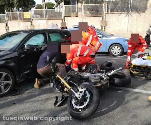 Viterbo - Scontro auto-moto sulla Cimina