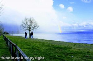 Grotte di Castro - L'arcobaleno sul lungolago