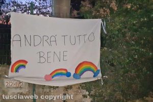 Uno striscione con la scritta "Andrà tutto bene"