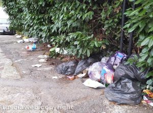 Viterbo - Spazzatura nel parcheggio tra viale Raniero Capocci e via Fratelli Rosselli