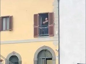 Fabrica di Roma - Don Luigi suona l'Ave Maria dalla finestra