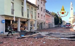 Esplosione in una palazzina nel Bergamasco