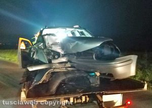 Viterbo - Auto fuori strada sulla Cassia nord