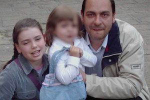 Su Sky il giallo di Gradoli - Paolo Esposito con Elena (alla sua destra) e la figlia avuta da Tatiana