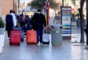 I passeggeri in giro a piedi