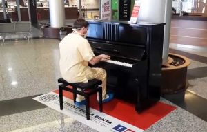 Varese - Medico suona il pianoforte in ospedale
