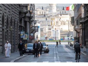 Il papa a piedi per Roma