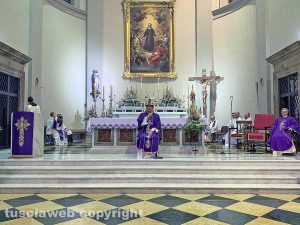 Il vescovo Lino Fumagalli in una celebrazione nella basilica di santa Rosa