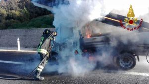 L'intervento dei vigili del fuoco sull'A12