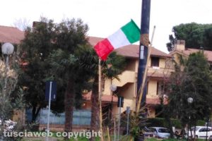 Capranica - Una bandiera italiana in località Colle del Petrarca