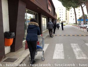 Coda fuori a un supermercato