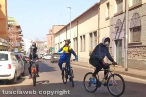 Viterbo - Gruppo di uomini in bicicletta in controsenso in via Garbini