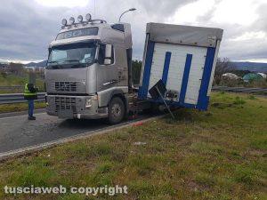 Viterbo - Semirimorchio si stacca dal tir - Intervento della polizia locale