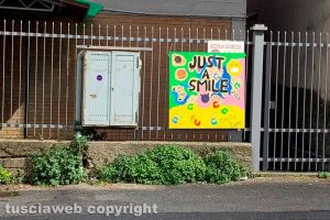 Viterbo - Il cartello "Just a smile" in via Oslavia