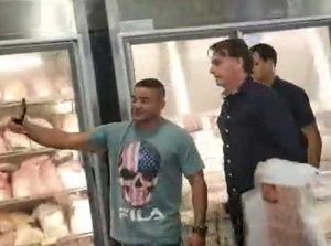 Brasilia - Bolsonaro mentre si fa un selfie con un cittadino