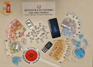 Polizia - La droga e i contanti sequestrati al 32enne