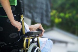 Casa di riposo - Anziano su una sedia a rotelle - Immagine di repertorio