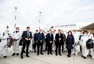 Fiumicino - Il ministro Di Maio e i medici albanesi arrivati in Italia per l'emergenza coronavirus