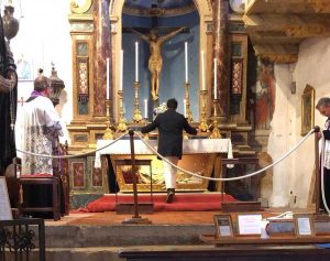 Bagnoregio - Il sindaco Profili prega davanti al crocifisso di Civita