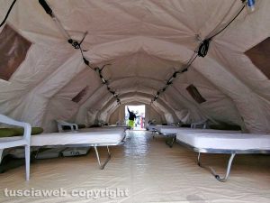 Civitavecchia - La tenda all'esterno dell'ospedale San Paolo