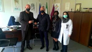 Terni - La medaglia al commerciante che ha donato mascherine alla polizia