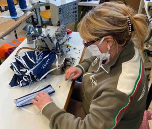 Il laboratorio a Orte dove si producono mascherine