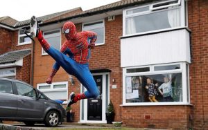 Coronavirus - Stockport - Spiderman visita i bambini fuori dalle case