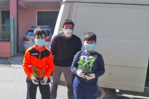 Calcata - Giovane viterbese regala fragole ai bambini chiusi in casa