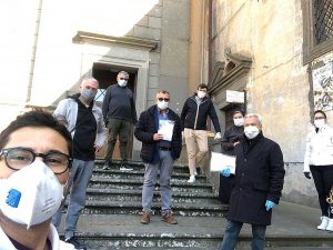 La foto della consegna delle mascherine