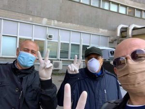 Marco Ciorba col padre Lorenzo fa il segno della vittoria