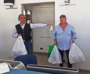 Orte - Coronavirus - Il presidente della pro loco Paolessi e il segretario Marone ritirano il tessuto per le mascherine