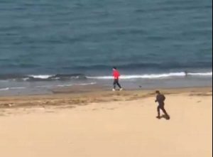Pescara - Runner in spiaggia scappa al controllo di un carabiniere