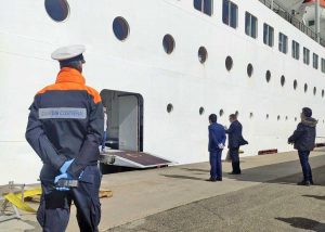Nave ferma al porto, visita dell'ambasciatore brasiliano