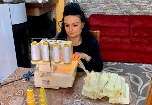 Barbarano Romano - Coronavirus - Una delle volontarie che produce mascherine