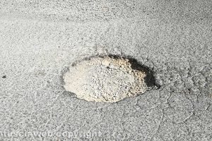 Una buca sulla strada (archivio)