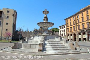 Viterbo - La fontana di piazza della Rocca