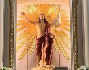 La statua del Cristo Risorto dietro l'altare maggiore della chiesa di San Giuseppe a Tarquinia