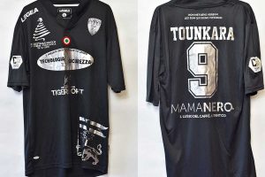 Sport - Calcio - Viterbese - Una delle maglie messe all'asta