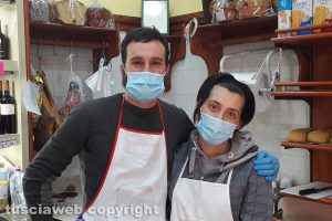 Tarquinia - I titolari dell'alimentari