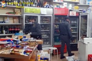Guardia di finanza - Controlli in un minimarket