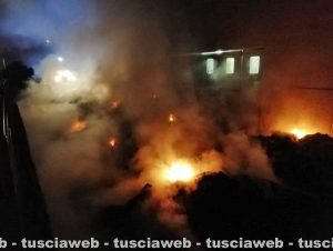 Viterbo - In fiamme un cumulo di materiale plastico nella zona industriale Acquarossa