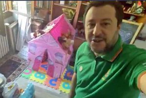 Matteo Salvini mostra la sua casa a Milano