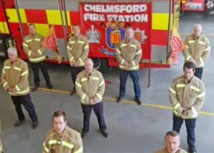 I vigili del fuoco inglesi cantano "Bella ciao"