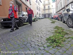 Viterbo - Il taglio dell'erba a via Vetulonia