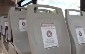 Roma - Gli adesivi sui bus Atac