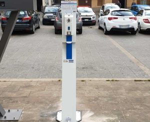 Una piantana con dispositivo disinfettante
