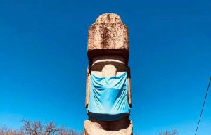 Il Moai di Vitorchiano con la mascherina