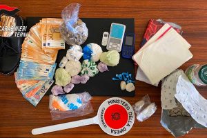 La droga e i contanti sequestrati dai carabinieri di Terni