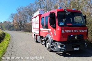 Montefiascone - L'incendio di sterpaglie in via Cevoli